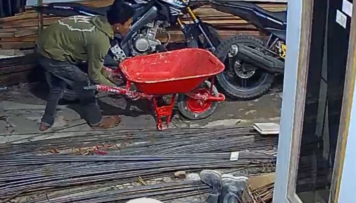 Gerobak Artco Milik Warga BTN Kendari Permai Dicuri, Aksi Pelaku Terekam CCTV
