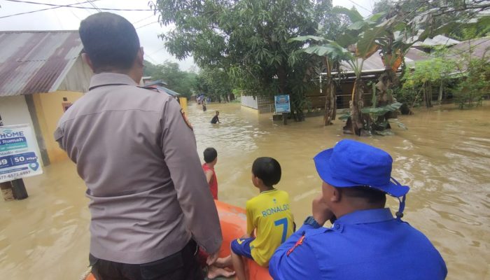Ditpolairud Polda Sultra Terjunkan Personel, Bantu Korban Banjir di Sungai Wanggu