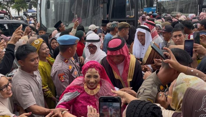 Penuh Asesoris Keemasan Kedatangan Ratusan Jemaah Haji di Kolaka Utara Disambut Haru Keluarga