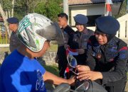 Jelang HUT RI ke-80, Brimob Polda Sultra Bagikan dan Pasangkan Bendera ke Pengguna Jalan