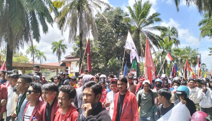Massa Aksi di DPRD Sultra Tegaskan Suara Rakyat, Demo Berlangsung Damai