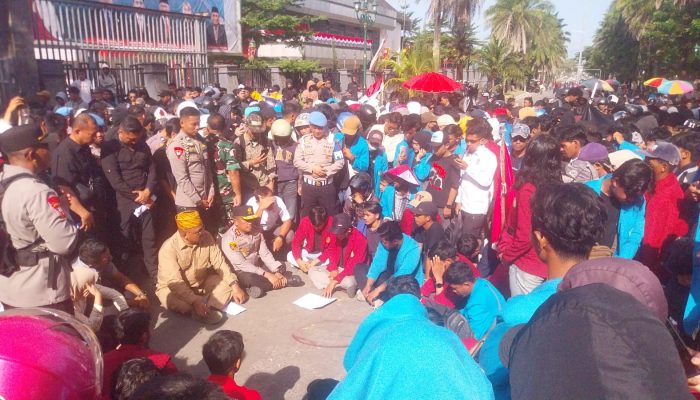 Aksi Damai di DPRD Sultra, Ketua DPRD dan Kapolda Terima Aspirasi Massa