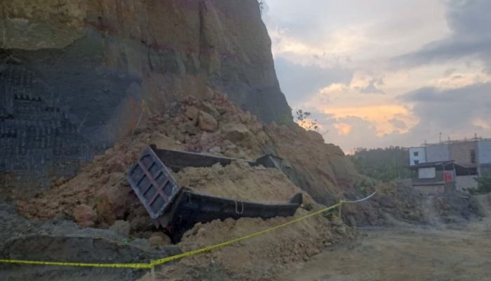 Sopir Truk Tewas Tertimbun Longsor di Jalan Budi Utomo Kendari