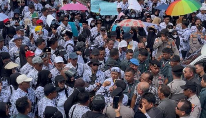 Aksi Solidaritas Guru dan Orang Tua Murid Minta Pengadilan Tinggi Kaji Ulang Vonis 5 Tahun Penjara Guru Mansur