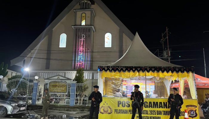 Brimob Resimen II Pasbrimob II Turut Amankan Ibadah Malam Natal di Kendari