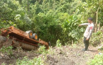 Rem Blong, Truk Bermuatan Pipa Besi Terjun ke Jurang di Laleko Tolala