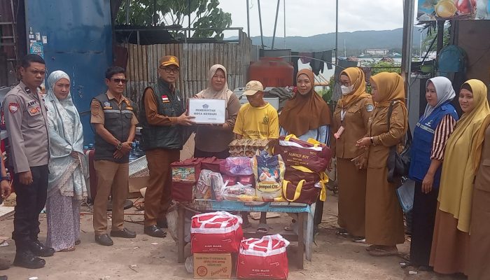 Angin Puting Beliung Terjang Kelurahan Mata, Dinsos Kendari Salurkan Bantuan ke Warga Terdampak