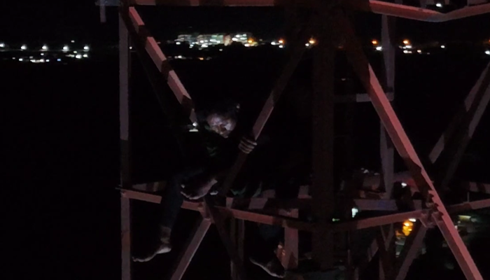 Pemuda Panjat Tower di Balandete Berhasil Dievakuasi, Tim Gabungan Bergerak Cepat