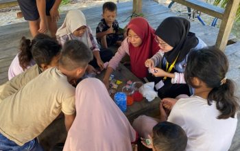 Mengisi Hari Libur Manfaatkan Tutup Botol Bekas, Anak Anak Desa Namu Bikin Gantungan Kunci Bernilai Ekonomi