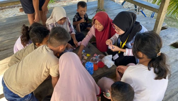 Mengisi Hari Libur Manfaatkan Tutup Botol Bekas, Anak Anak Desa Namu Bikin Gantungan Kunci Bernilai Ekonomi