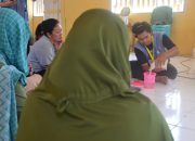 Dari Sisa Dapur Jadi Manfaat, KKN-PPM UGM Ajak Ibu PKK Batu Jaya Olah Limbah Organik Menjadi Eco-Enzyme