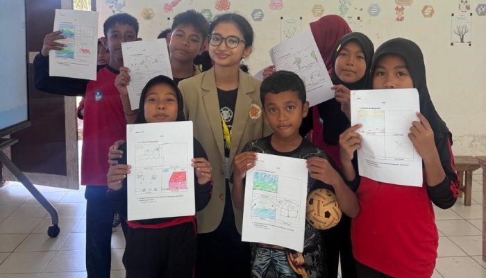 Mahasiswa UGM Ajak Anak Desa Batu Jaya Tuangkan Imajinasi Lewat Short Story dan Story Telling