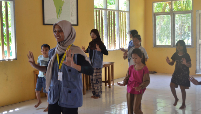 Mahasiswa UGM Latih Anak Desa Batu Jaya Tari Modern, Padukan Kecak dan Kontemporer