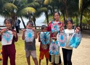 Dari Lipatan Kain Jadi Karya, Anak-Anak Desa Namu Antusias Membuat Totebag Shibori