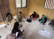 Ibu-Ibu Batu Jaya Belajar Bikin Lilin Aromaterapi Bersama Mahasiswa KKN UGM