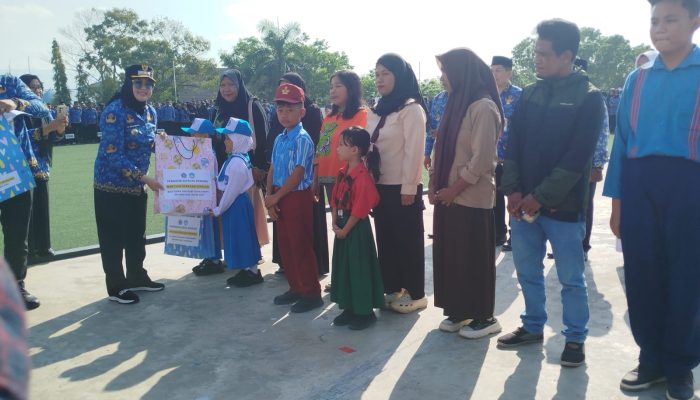 Wali Kota Kendari Kendari Serahkan 812 Beasiswa dan 1.122 Seragam bagi Siswa Kurang Mampu