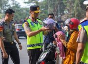 Kapolda Sultra Pimpin Langsung Atur Lalu Lintas, Bagi Helm Gratis dan Edukasi Pengendara